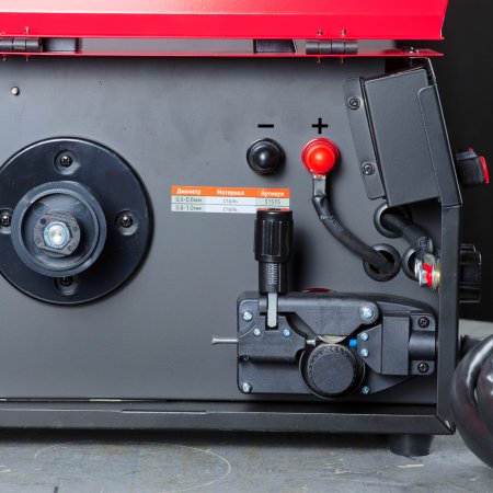 Сварочный полуавтомат FUBAG MIG 2200 BT со встроенной горелкой в Магадане фото